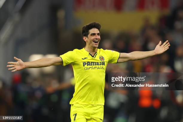 Gerard Moreno of Villarreal CF celebrates following their draw and advancement in the UEFA Champions League Quarter Final Leg Two match between...