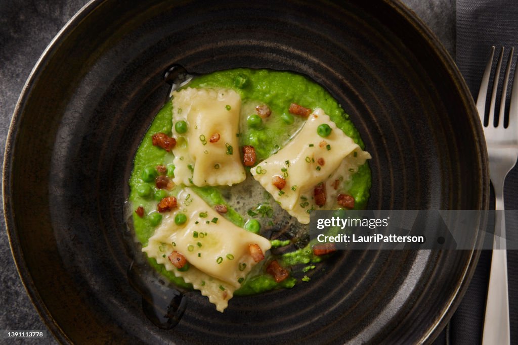 Handgemachte Agnolotti gefüllt mit Trüffel-Ricotta und Creme Fraiche