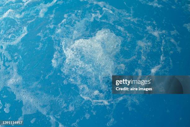 water bubbling in a hot tub - bath bubble stockfoto's en -beelden