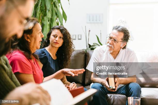 reunión del club de lectura en casa - grupo pequeño de personas fotografías e imágenes de stock