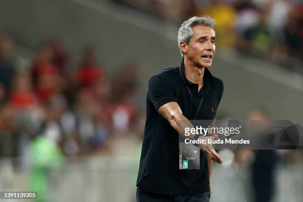 Head coach Paulo Sousa of Flamengo gestures during the Copa CONMEBOL Libertadores 2022 match between Flamengo and Talleres at Maracana Stadium on...