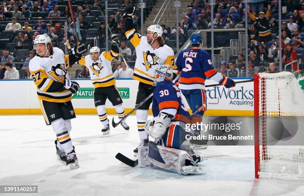 Jeff Carter of the Pittsburgh Penguins scores on the powerplay at 5:38 of the third period against Ilya Sorokin of the New York Islanders at the UBS...