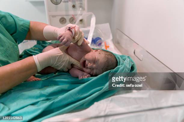 neugeborenen-baby-entbindung - schreiendes baby stock-fotos und bilder