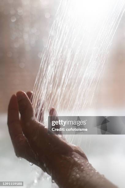 femme tenant ses mains sous la douche - beautiful woman bath photos et images de collection
