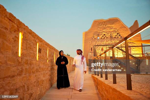 middle eastern couple visiting at-turaif ruins near riyadh - at turaif district stock pictures, royalty-free photos & images