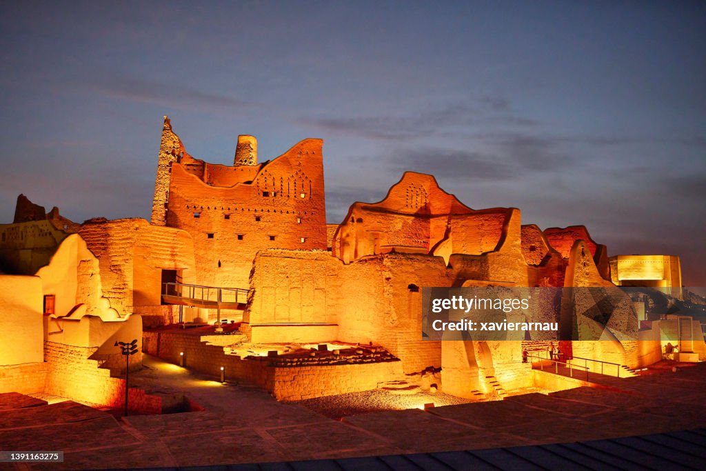 Restaurierter Salwa-Palast unter dem Dämmerungshimmel