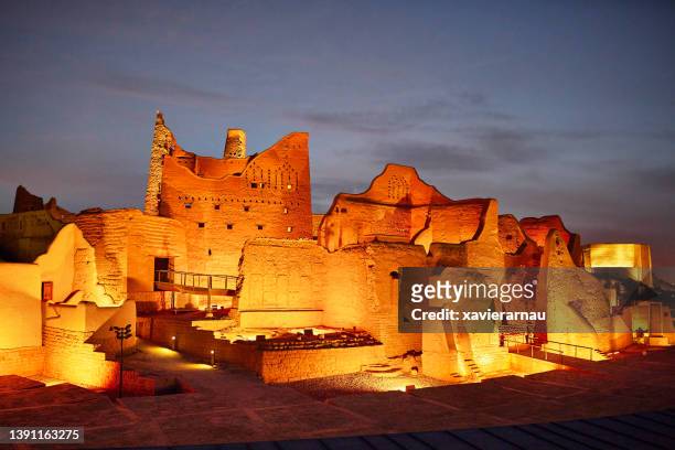 palacio salwa restaurado bajo el cielo crepuscular - arabia saudi fotografías e imágenes de stock
