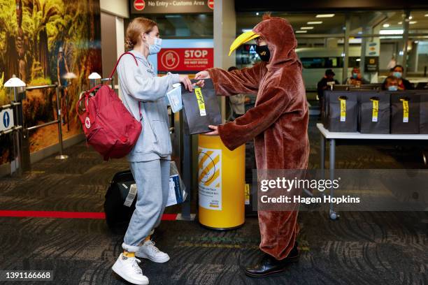 Passenger is greeted with a gift bagafter arriving on a flight from Sydney at Wellington International Airport on April 13, 2022 in Wellington, New...