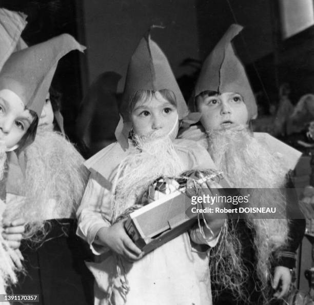 Enfants déguisés en lutin, Noël a` l'e´cole maternelle du Plateau, à Gentilly en 1934.