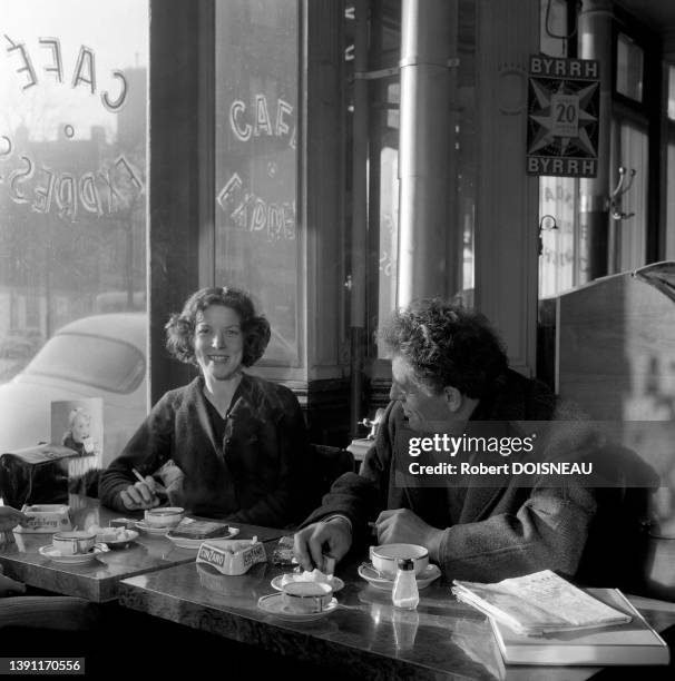 Annette et Alberto Giacometti au café rue du Moulin vert, Paris 1957.