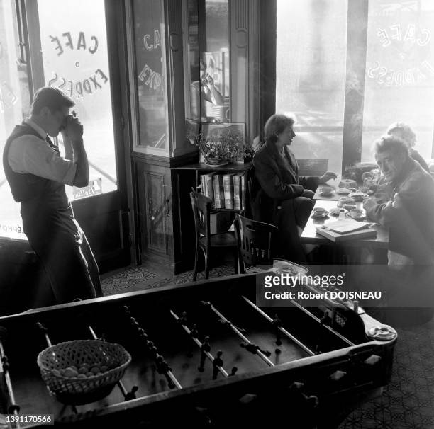 Annette et Alberto Giacometti avec une amie au café rue du Moulin vert, Paris 1957.