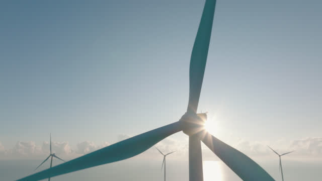 바다에있는 풍력 터빈의 조감도의 일몰 또는 아침, 재생 가능 에너지, 깨끗한 재생 가능한 녹색 풍력 발전. 고전적인 에너지 개념.