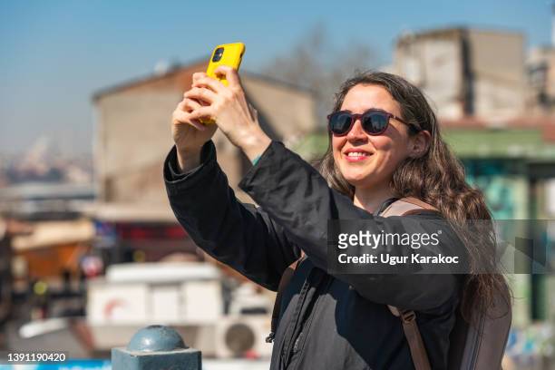 weibliche reisende fotografieren mit smartphone - turkey middle east stock-fotos und bilder