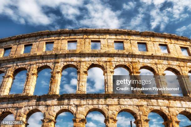 architectural details walls of the of roman amphitheatre pula coliseum, croatia - adriatico stadium fotografías e imágenes de stock