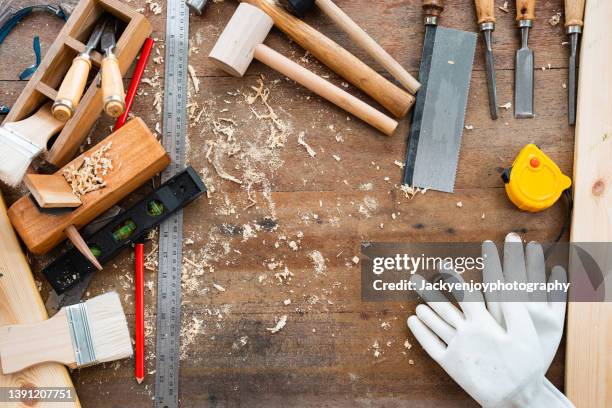 carpenter's tools for working with wood on workbench - établi photos et images de collection