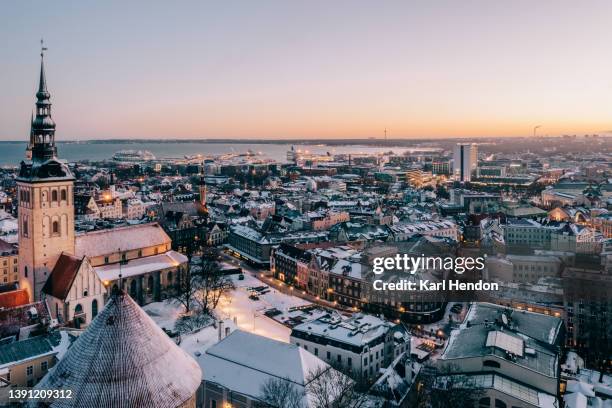 an aerial view of the tallinn skyline at sunrise - ciudad vieja de tallinn fotografías e imágenes de stock