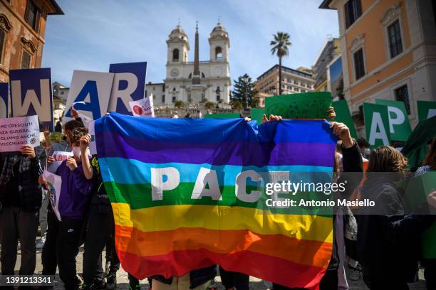 Young students wave a peace flag during a "Peace-Mob" organized by Sant'Egidio Community, to call for peace between Ukraine and Russia, at Piazza di...