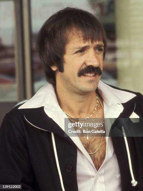 Singer Sonny Bono on June 12, 1977 arrives at the Los Angeles International Airport in Los Angeles, California.