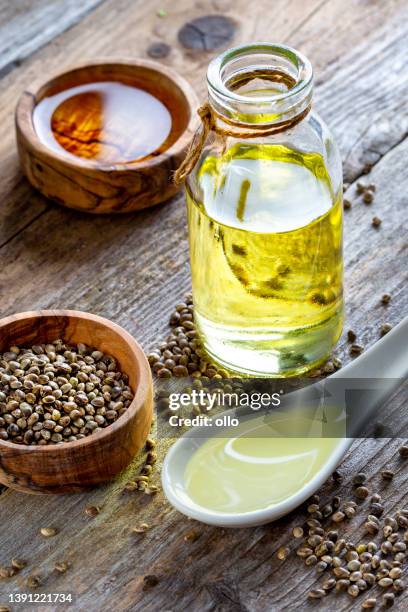 hemp seed, oil and spoon on wooden table - hemp seed 個照片及圖片檔