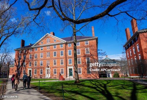students walking in harvard yard - harvard university - cambridge massachusetts - harvard university 個照片及圖片檔