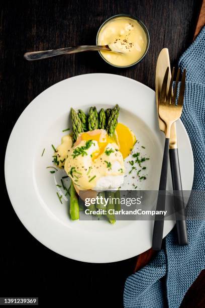 eggs benedict with asparagus and smoked salmon. - eggs benedict stock pictures, royalty-free photos & images