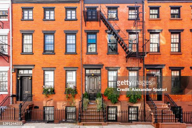 brownstone townhouses facade in new york city, usa - terraced house fotografías e imágenes de stock