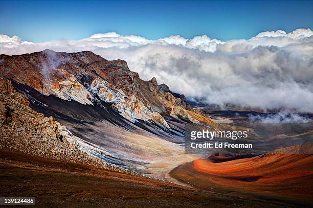 sliding sands trail, haleakala national park - volcanic crater stockfoto's en -beelden