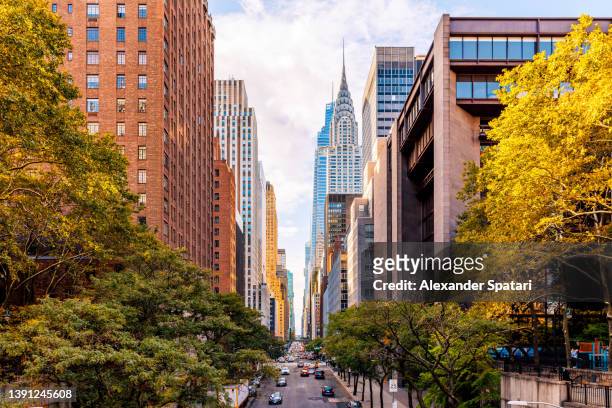 new york city cityscape with chrysler building seen from 42nd street, usa - manhattan stock-fotos und bilder