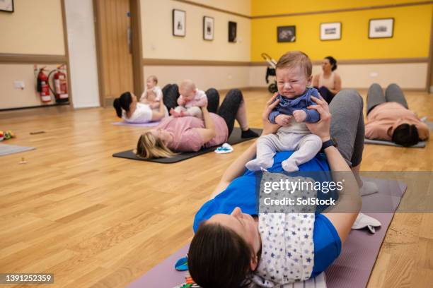 mummy's new yoga class - new sport content stock pictures, royalty-free photos & images