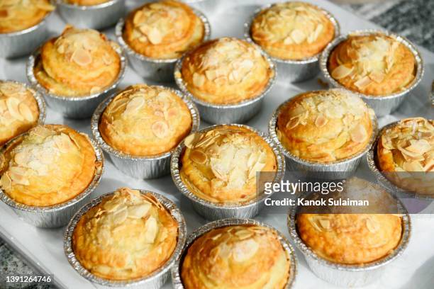 bakery, pies baking - muffin top stock-fotos und bilder