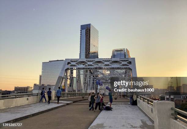 john seigenthaler pedestrian bridge or shelby street crossing as dusk falls in nashville - john-seigenthaler-pedestrian-bridge stock pictures, royalty-free photos & images