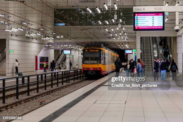 moderna parada de tranvía subterráneo en karlsruhe - karlsruhe fotografías e imágenes de stock