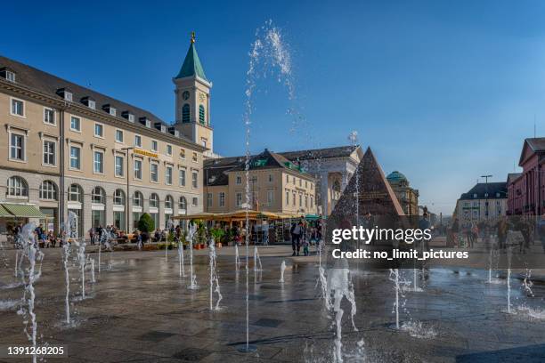 plaza de la ciudad con fuente y pirámide en karlsruhe, alemania - karlsruhe fotografías e imágenes de stock