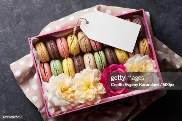 top down above view of food and drink flat lay concept with copy space on dark table - box white flat stock-fotos und bilder