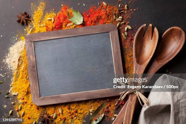 various spices,directly above shot of slate with autumn leaves and spices on table - kreide tafel kräuter stock-fotos und bilder