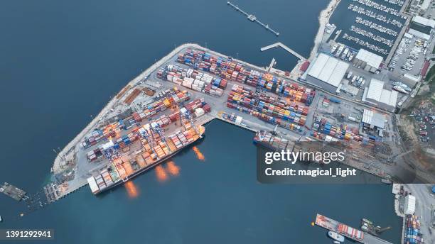container ship in the harbor - porto de miami dade imagens e fotografias de stock