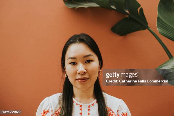 portrait of a beautiful young chinese woman - asian woman face imagens e fotografias de stock