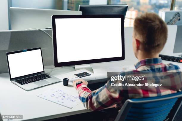 männliches porträt eines mannes, der als professioneller grafikdesigner in innenräumen arbeitet. lebensstil kreativer menschen. person mit laptop, digitalem tablet und computermonitor. konzept mit copyspace und template - produktdesigner stock-fotos und bilder