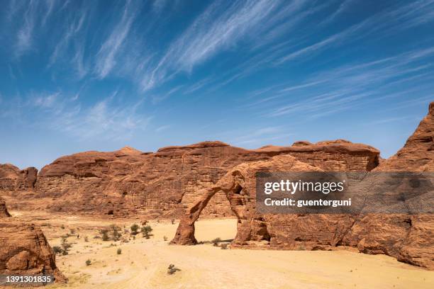 landscape of the ennedi massif, sahara, chad - natural arch stock pictures, royalty-free photos & images