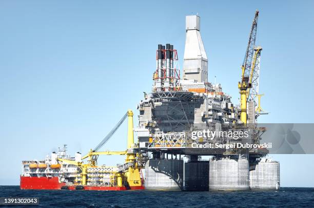 plataforma marina de plataforma petrolera y buque de apoyo - plataforma para la exploración de petróleo fotografías e imágenes de stock
