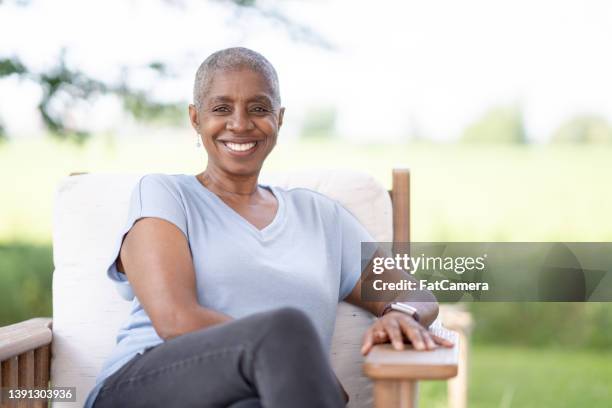 retrato de una mujer que vence al cáncer - manage fotografías e imágenes de stock