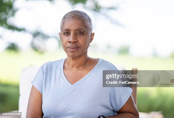 porträt einer frau mit krebs - cancer portrait stock-fotos und bilder