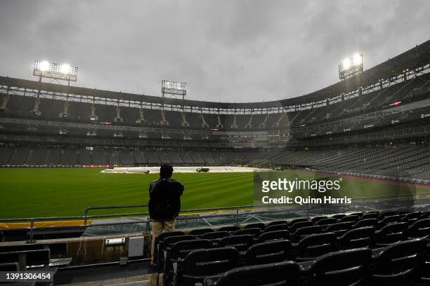 Fan waits in the rain before the game between the Chicago White Sox and the Seattle Mariners at Guaranteed Rate Field on April 13, 2022 in Chicago,...