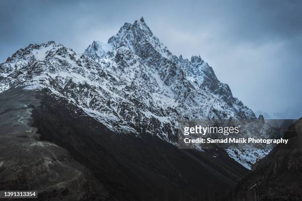karakoram mountain - k2 mountain stock-fotos und bilder