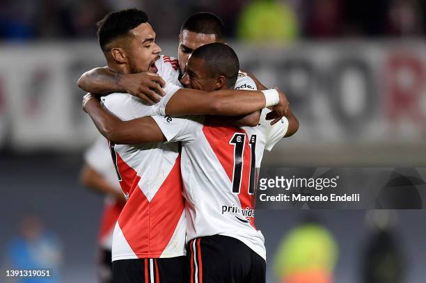 Nicolas De La Cruz of River Plate celebrates with teammates after scoring the second goal of his team during the Copa CONMEBOL Libertadores 2022...