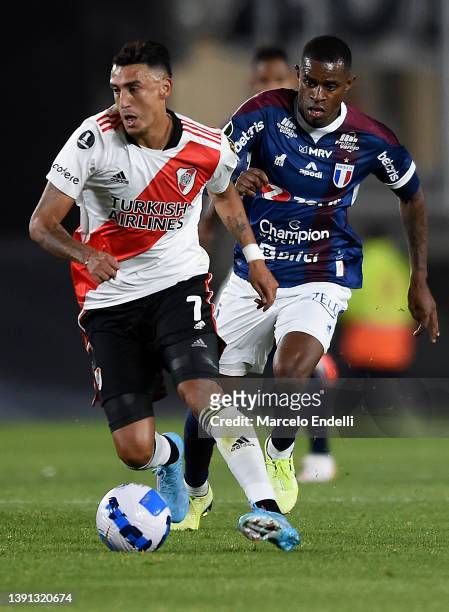 Matias Exequiel Suarez of River Plate competes for the ball with Marcelo Benevenuto of Fortaleza during the Copa CONMEBOL Libertadores 2022 match...