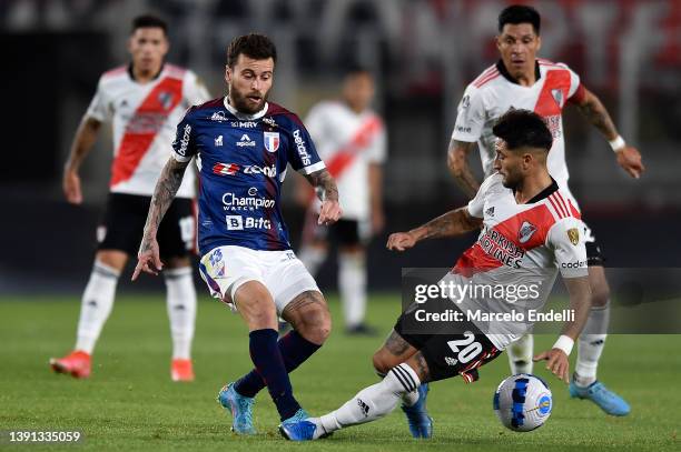 Milton Casco of River Plate competes for the ball with Lucas Lima of Fortaleza during the Copa CONMEBOL Libertadores 2022 match between River Plate...