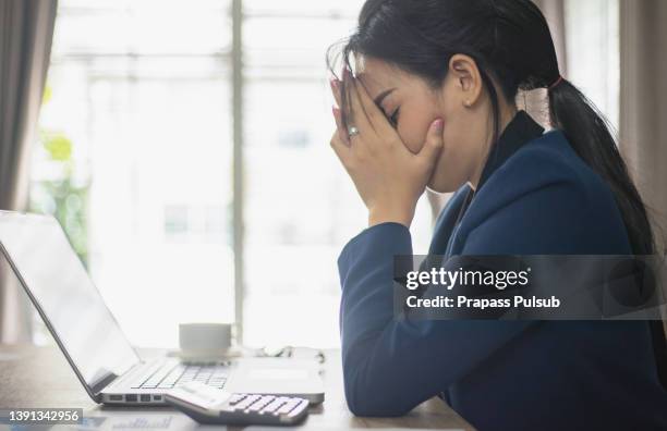 Student Crying At Computer Student Crying Bedroom Photos and Premium High Res Pictures - Getty Images