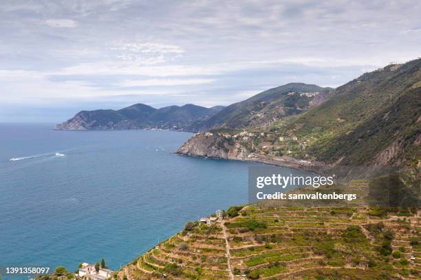 the trail to manarola - manarola stock pictures, royalty-free photos & images