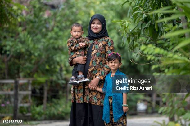 beautiful mother and daughter with batik dress - batik indonesia stockfoto's en -beelden